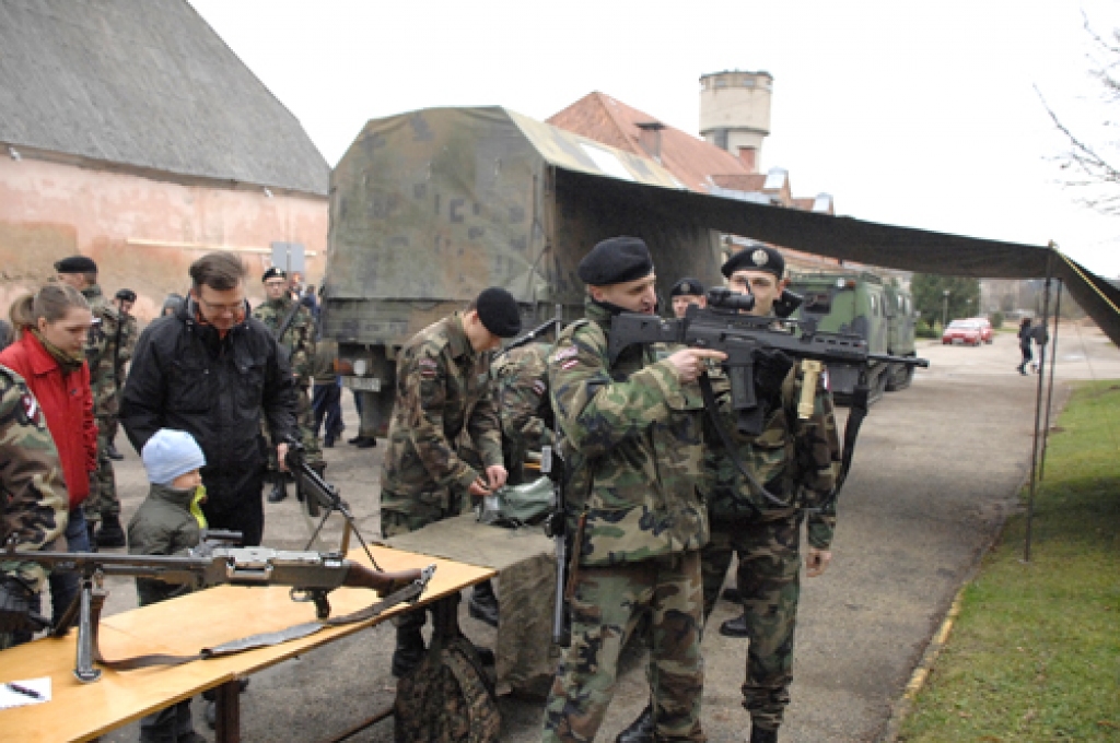 11. novembrī, Lāčplēša dienā, Iecavā varēja tikties ar zemessargiem, svētkiem bija sava smarža un garša, un visiem bija, ko darīt.
 
Par emocijām un piedzīvojumu bija gādājusi biedrība «Arhīvs» un Iecavas kultūras nams, sadarbojoties ar...
Autors: Ivars Bogdanovs