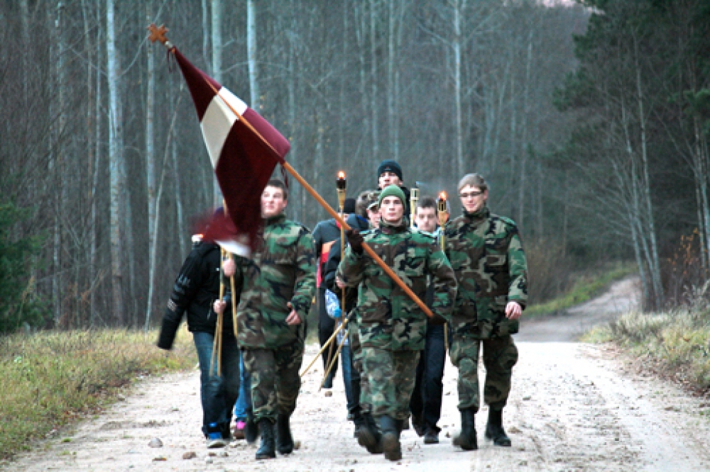 Vecumnieku pagastā ļaudis lāpu gājienā no tautas nama devās uz Rešnenieku kapiem, kur bija piemiņas brīdis Latvijas Brīvības cīņu dalībniekiem. 