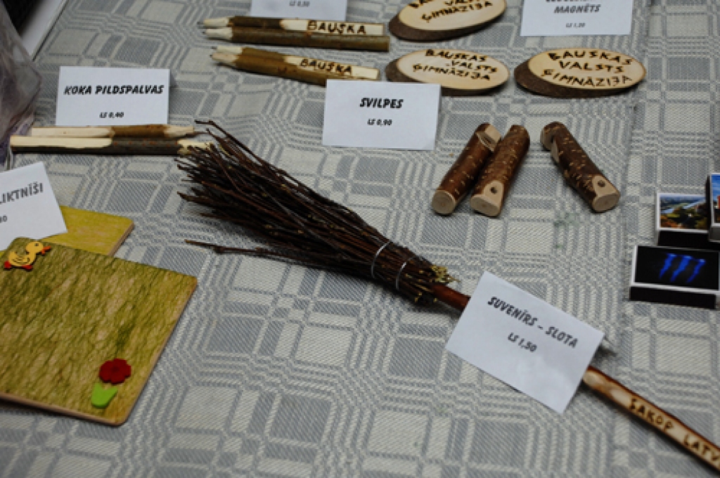 Bauskas Valsts ģimnāzijā 8. novembrī valdīja biznesa gaisotne. Garajā starpbrīdī vestibilā risinājās skolēnu mācību uzņēmumu tirdziņš, šajā dienā notika arī seminārs par inovatīvu uzņēmējdarbību un atbalsta iespējām. 
Autors: Ivars Bogdanovs