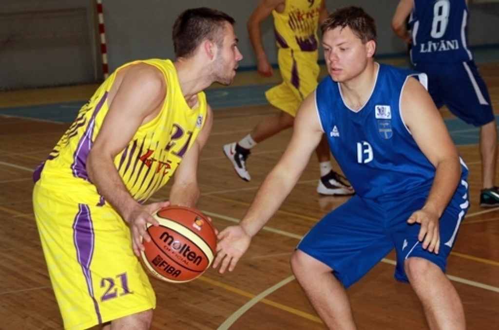 Latvijas Basketbola līgas otrās divīzijas spēlē ««Kvēle»/sporta centrs «Mēmele»» 1. novembrī mājās Bauskā piekāpās viesu komandas «RNS-D/Līvāni» basketbolistiem ar rezultātu 65:75. Fotogalerijā – atskats uz šīs spēles mirkļiem.
Autors: Uldis Varnevičs