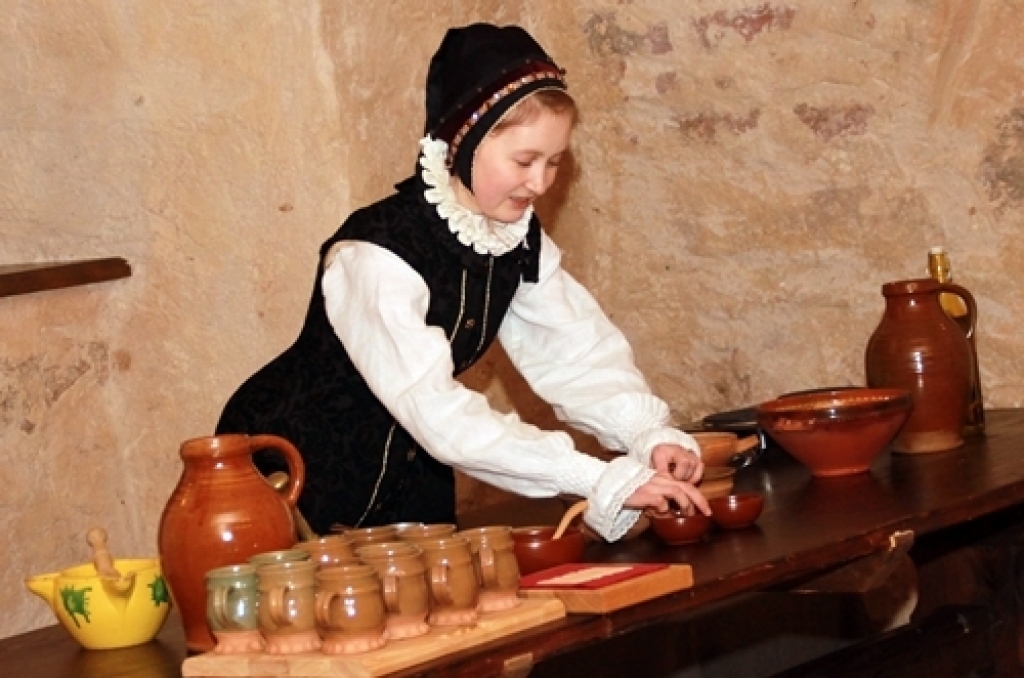 3. novembra pēcpusdienā Bauskas pils muzejā bija sarīkojums «Jaunās pasaules dārgumi Eiropā». Tā gaitā tika gūta gan uzziņu informācija, gan nobaudītas pankūkas, kuras ceptas pēc seno laiku receptēm.
Muzeja pedagoģe Ilona Taure pastāstīja...
Autors: Uldis Varnevičs