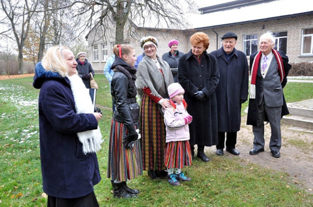 Latvijas eksprezidente Vaira Vīķe-Freiberga 31. oktobrī Vecumnieku parkā iestādīja pīlādzi, viņas vīrs Imants Freibergs – sarkanlapu kļavu, kurai rudenī lapas krāsojas koši sarkanas. Parkā pamanot eksprezidenti, ap viņu pulcējās Vecumnieku...
