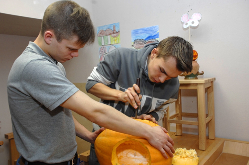 Raibas maskas, izkrāsotas sejas un tērpi, daudz lukturīšu un ķirbju ar aizdegtām svecītēm ņirbēja Bauskā 31. oktobra pēcpusdienā. Vairāk nekā 40 bērnu bija ieradušies uz Bauskas bērnu un jauniešu centra (BJC) rīkoto radošo darbnīcu «Ķirbju...
Autors: Ivars Bogdanovs