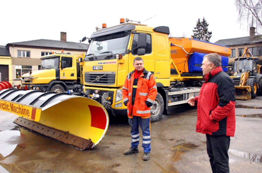 Lieljaudas tehnika «Latvijas Autoceļu uzturētāja» Bauskas nodaļas pagalmā gatava ziemas darbiem, rāda šoferis Vladimirs Vitkovskis (no kreisās) un darbu vadītājs Uldis Lauciņš.