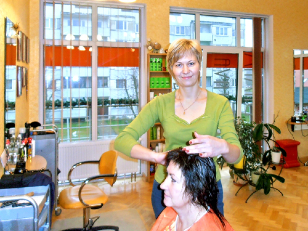 Friziere Laila Uķe glezno, dzied korī un gatavo rotas. 