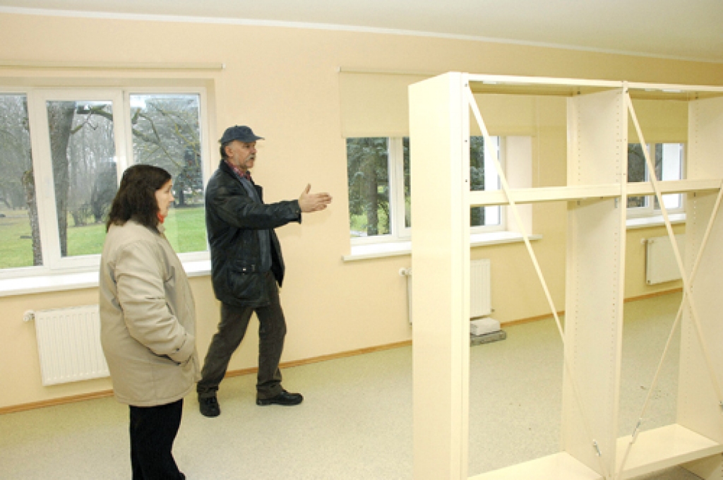 Svitenes Saieta nama otrajā stāvā būs bibliotēka. Telpas iekārtošanu apspriež bibliotekāre Ārija Kučinska un pagasta pārvaldes vadītājs Jānis Liepa. 