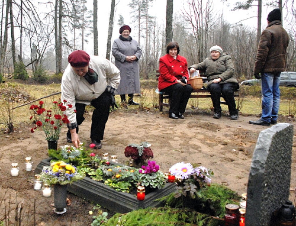 Bārbeles pagasta Salmiņu kapos uz svecīšu vakaru pie brāļa Viktora Valpētera no Līvāniem atbraukusi māsa Zenta Valpētere. 