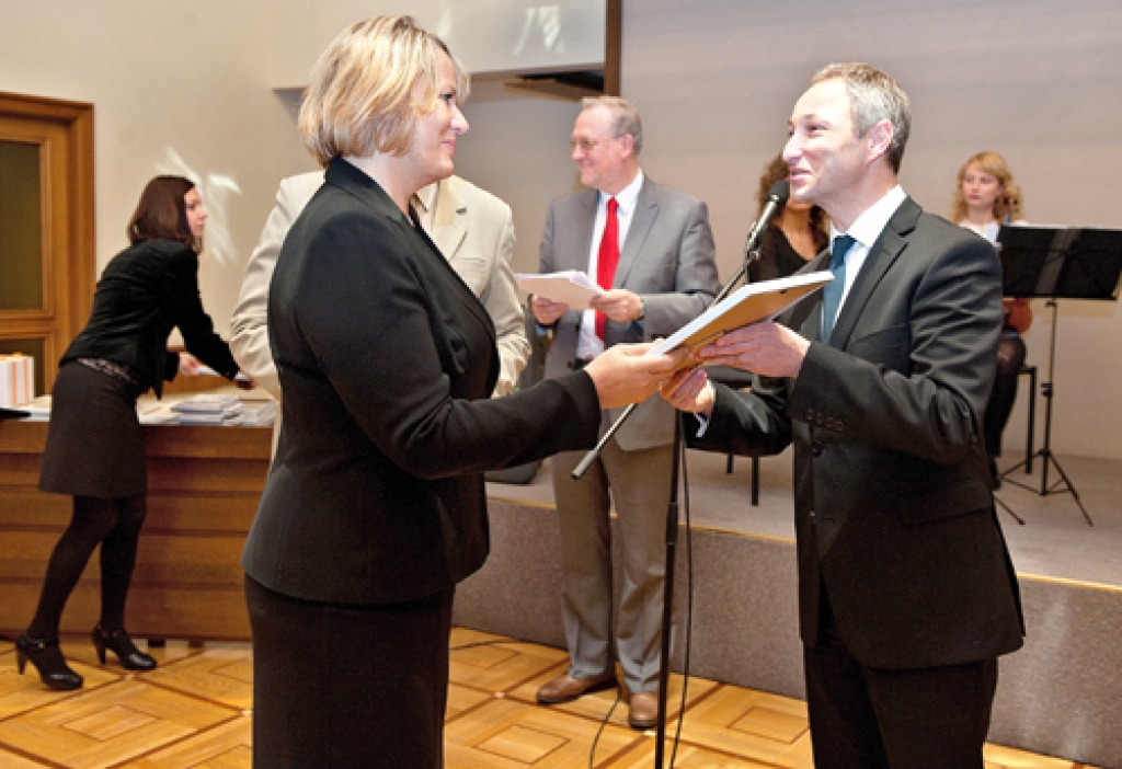 Gunai Preimanei, Mežotnes pils direktorei, Atzinības rakstu pasniedz tieslietu ministrs Jānis Bordāns. 
