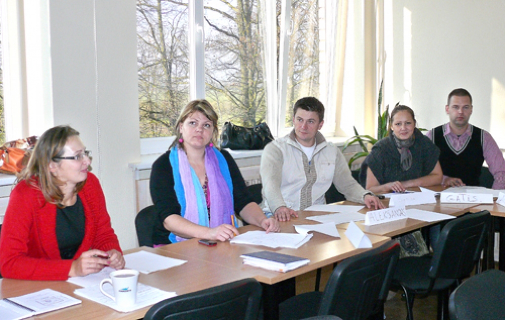 Seminārā idejās dalījās Vita Reinfelde (no kreisās), Līga Bajāre, Aleksandrs Turovs, Sintija Benuža, Gatis Augstkalns un citi Rundāles novada iedzīvotāji. 