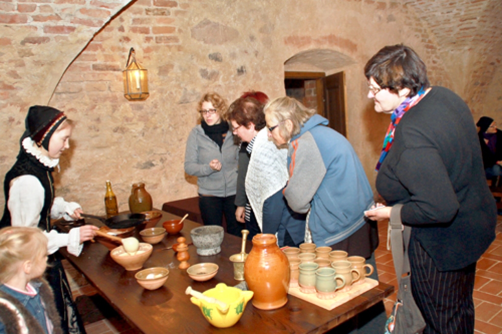 Ilonas Taures (no kreisās) demonstrētais pankūku cepšanas process aizrāva apmeklētājus.