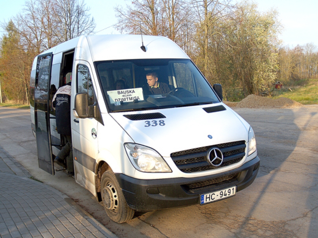 SIA «AIPS» buss tagad zorģeniekus uzņems pie bibliotēkas, nodrošinot ērtāku nokļūšanu uz Iecavu, Bausku un Dzimtmisu.