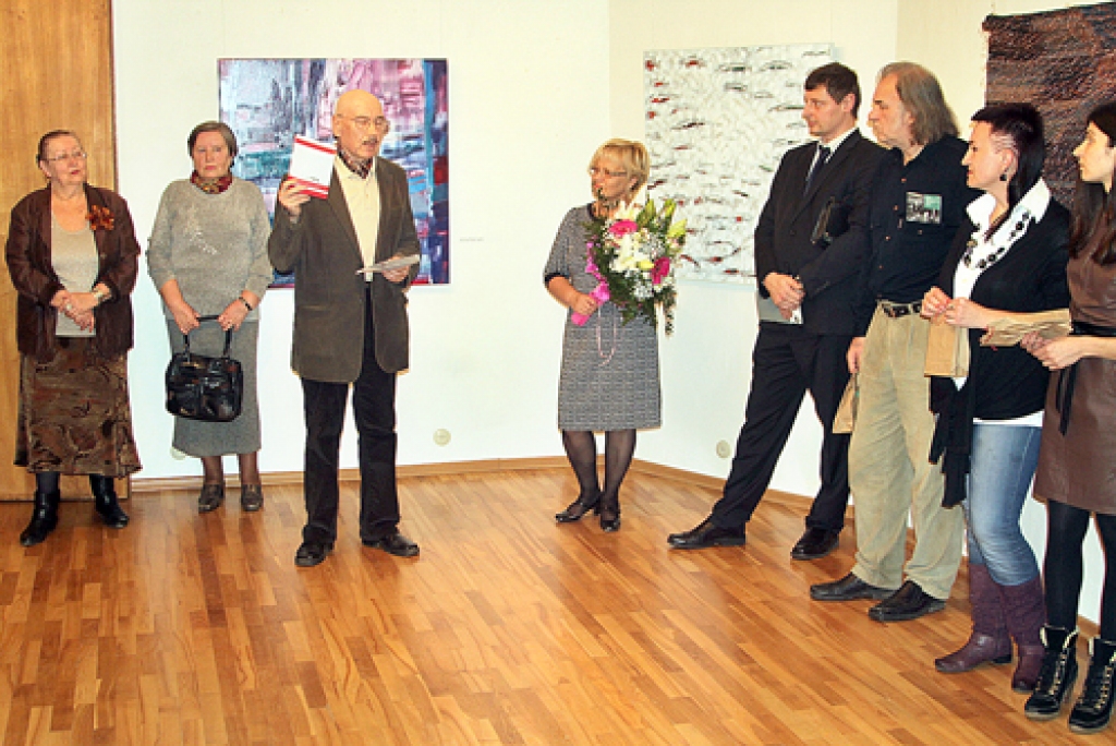 Baltkrievijas ciemiņi Novadpētniecības un mākslas muzejā. Vjačka Celešs, Baltijas baltkrievu mākslinieku biedrības priekšsēdētājs (trešais no kreisās), blakus - muzeja direktore Baiba Šulce un Baltkrievijas vēstniecības pirmais sekretārs Ivans Griņevičs.