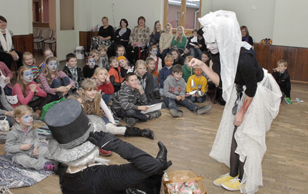 «Ķirbju diena» BJC telpās pulcēja kuplu pulku dalībnieku. 