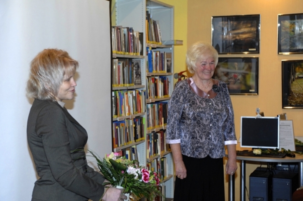 Jauncodes bibliotēka, kuru vada Inta Krieviņa (attēlā centrā), ieguva otro vietu šajā akcijā ar 4971 kg nodotās makulatūras.
Autors: no «Bauskas Dzīves» arhīva.