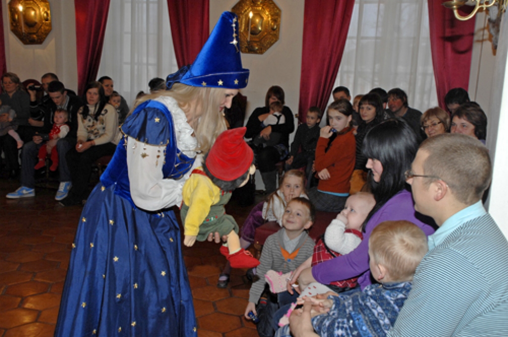 Jaundzimušos un viņu ģimenes Rundāles pilī sveikt bija ieradusies Rūķu ģimene no Čučumuižas saimes – Kristīne Dina Bitēna un Atvars Sirmais. 
Autors: Ivars Bogdanovs