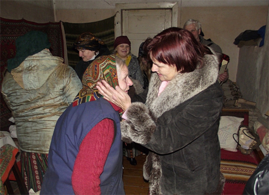 Folkloras kopas «Svitene» dalībnieki ar pašu gādātām dāvanām un dziesmām 26. decembrī apciemoja pagasta vientuļos vecos cilvēkus.
Autors: no Guntas Novikas albuma