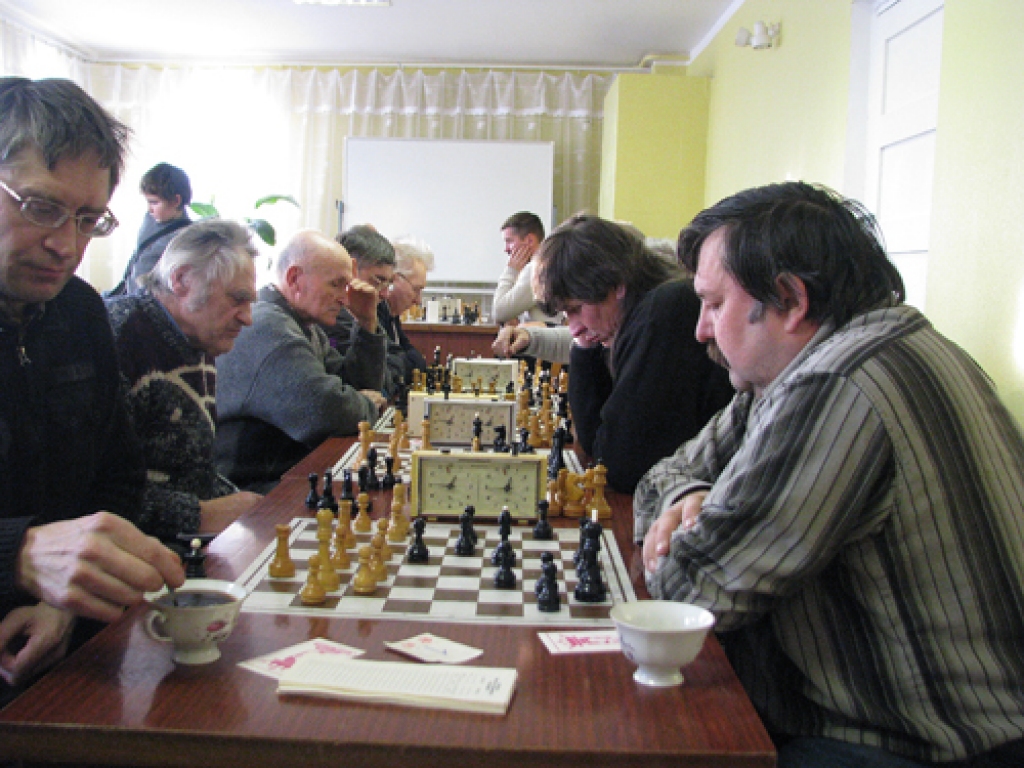 Šaha Ziemassvētku kaujas Bauskā. Priekšplānā no labās – ar melnajām figūrām cīnās Maigonis Avotiņš. 
Autors: no Bauskas šaha un dambretes kluba arhīva