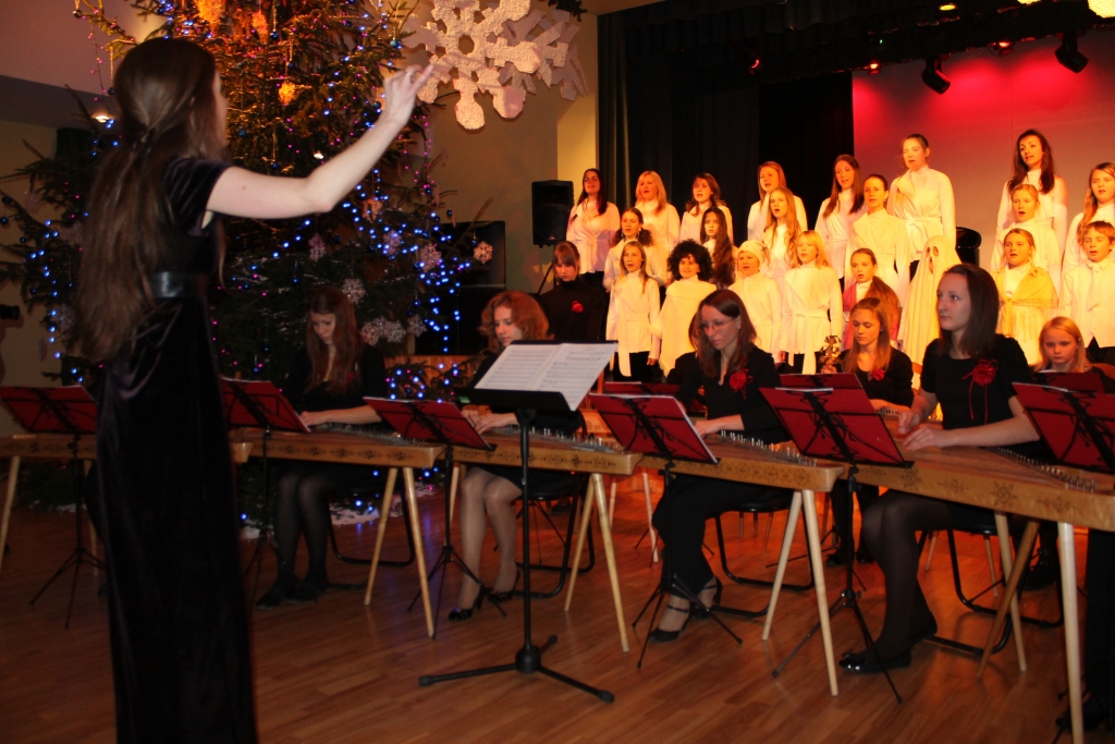 Koklētāju un kora kopīga muzicēšana iecavniekiem izdodas īpaši labi. Diriģē Kristīne Circene, ansambļa centrā kokles pedagoģe Alise Veisa.
Autors: No albuma.