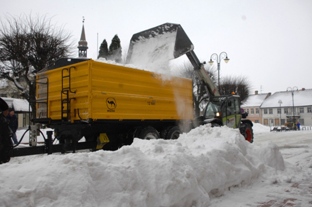 SIA «Vides serviss» tehnika atbrīvo no sniega Rātslaukumu.
Autors: Ivars Bogdanovs