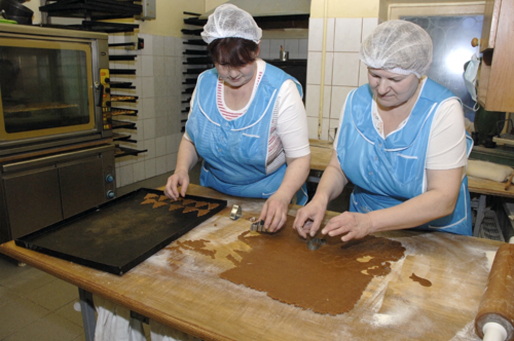 Laima Maslova (no kreisās) un Tatjana Smirnova - konditorejas «Vecpilsēta» meistares - pilda pannas ar piparkūkām.
Autors: Ivars Bogdanovs