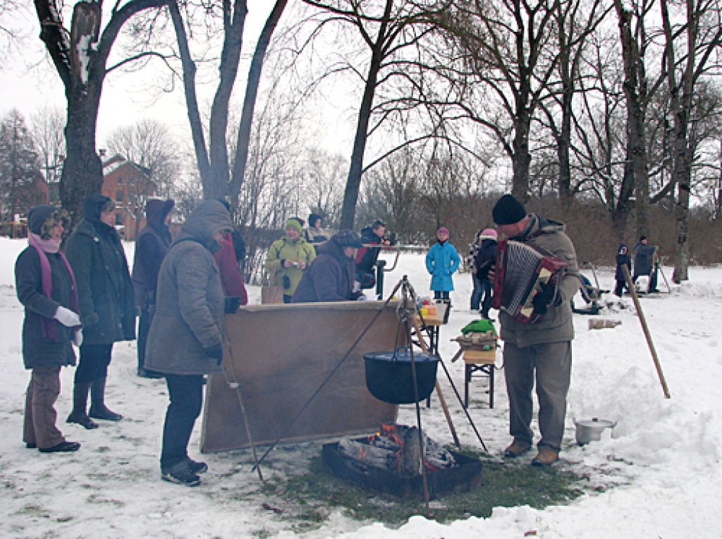 Par noskaņojumu Spēka takas atklāšanā gādāja Leons Zarāns no folkloras kopas „Dreņģeri”.
Autors: Vilnis Auzāns