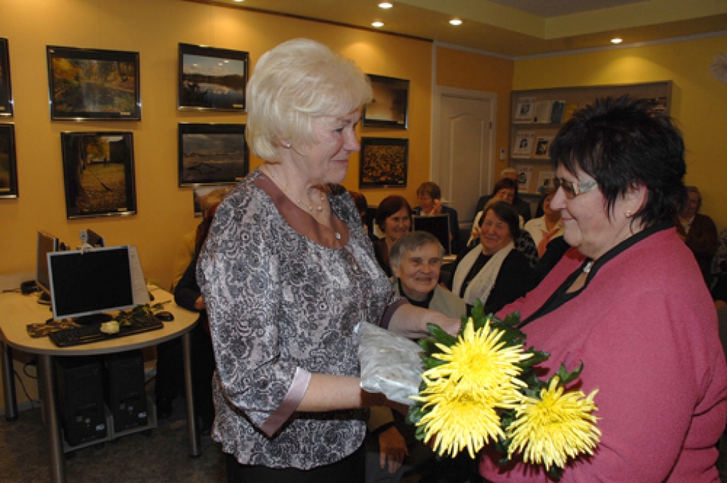 Bauskas Centrālās bibliotēkas direktore Baiba Tormane, sveicot Intu Krieviņu, uzteica viņas prasmi strādāt ar visu vecumu lasītājiem. 
Autors: Ivars Bogdanovs