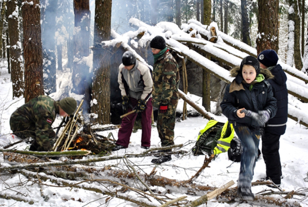Skolēnus aizrāva pārgājiens mežā ar ugunskura kuršanu sniegā.
Autors: Māris Krūmiņš