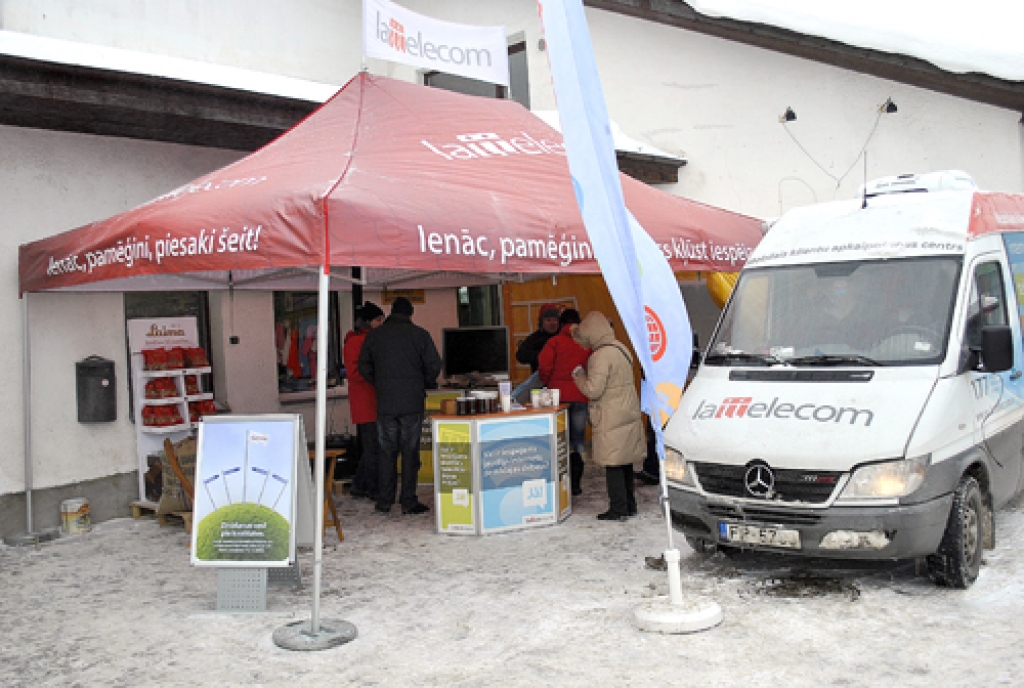 Viedokli par SIA «Lattelecom» pakalpojumiem Bauskas apkaimē 15. decembrī varēja paust Bauzes tirgū piestājušajā informācijas autobusā.
Autors: Māris Krūmiņš