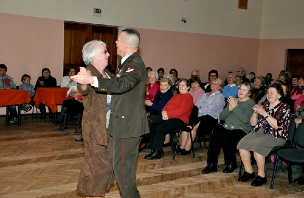 Vizma Janišone valsēja ar Dobeles zemessargu ansambļa dalībnieku.
Autors: Žanna Zālīte