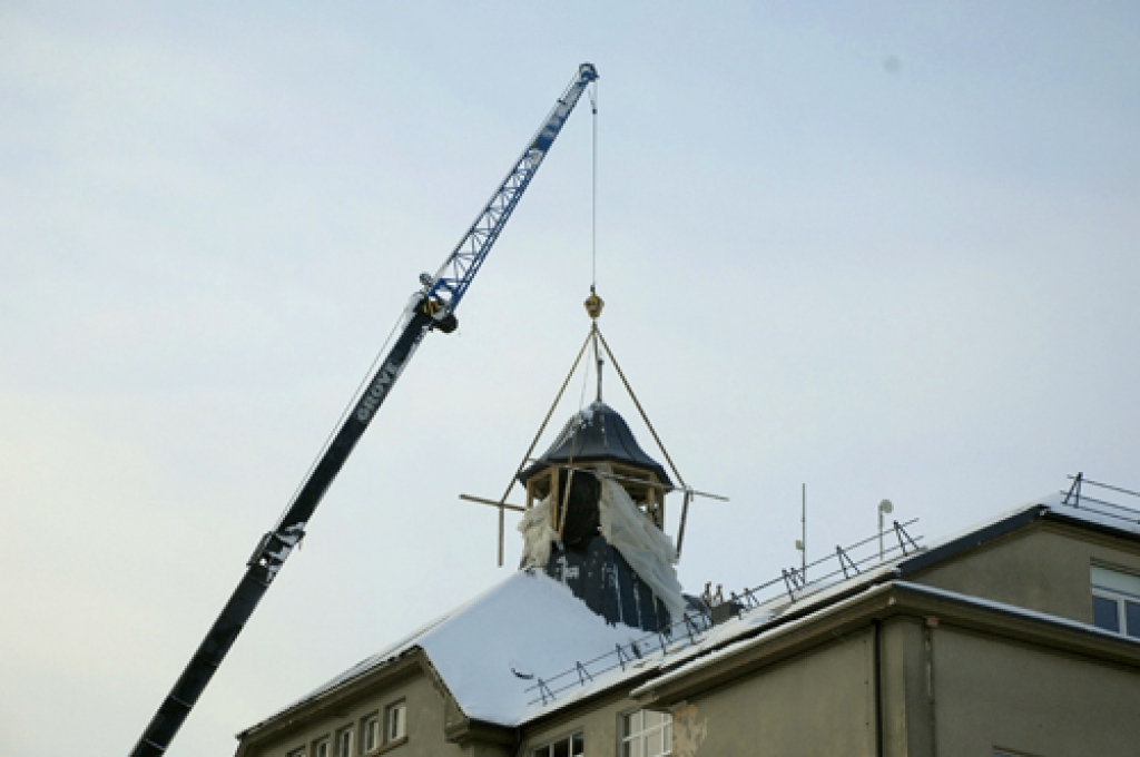 SIA «Kvintets M» meistari piektdien, 14. decembrī, Bauskas Valsts ģimnāzijā no jauna izbūvētajam tornim uzlika jumtu. Tādējādi ģimnāzijas jumta remonts tuvojas noslēgumam. 
Autors: Ivars Bogdanovs