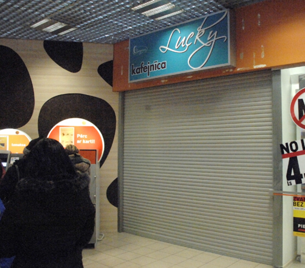 Tirdzniecības centra «Rimi Bauska» ēkā slēgta kafejnīca, kas tur īrēja telpas. 
Autors: Ivars Bogdanovs