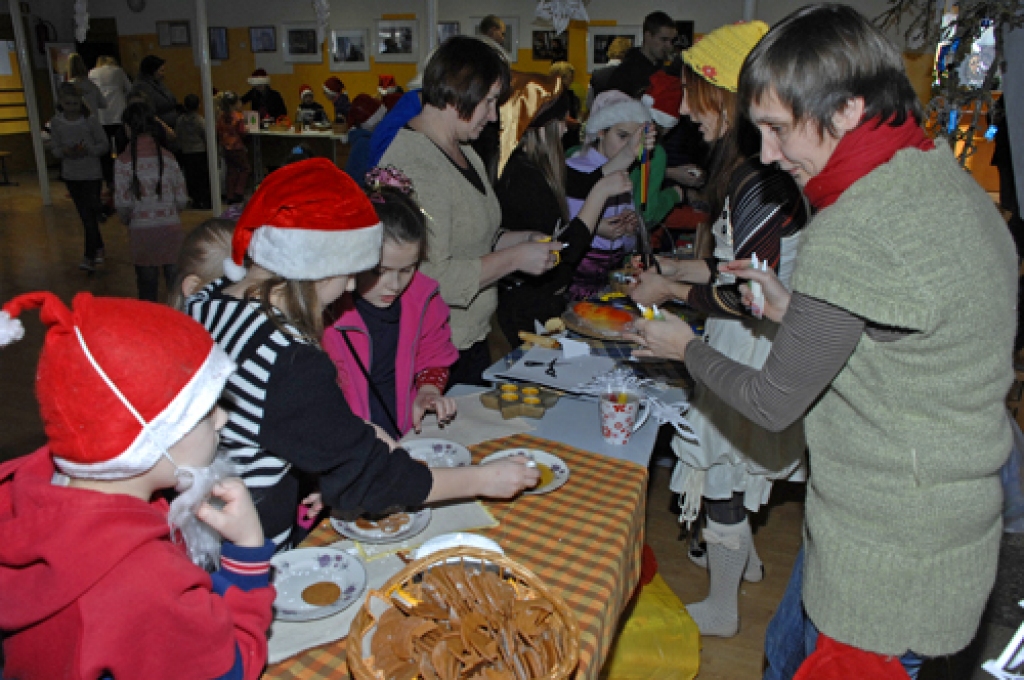 Tirdziņā skolēnu māmiņas, arī Dace Hegenbarte (no labās), bērniem mācīja gatavot interesantus eglīšu rotājumus un telpu dekorus. 
Autors: Ivars Bogdanovs