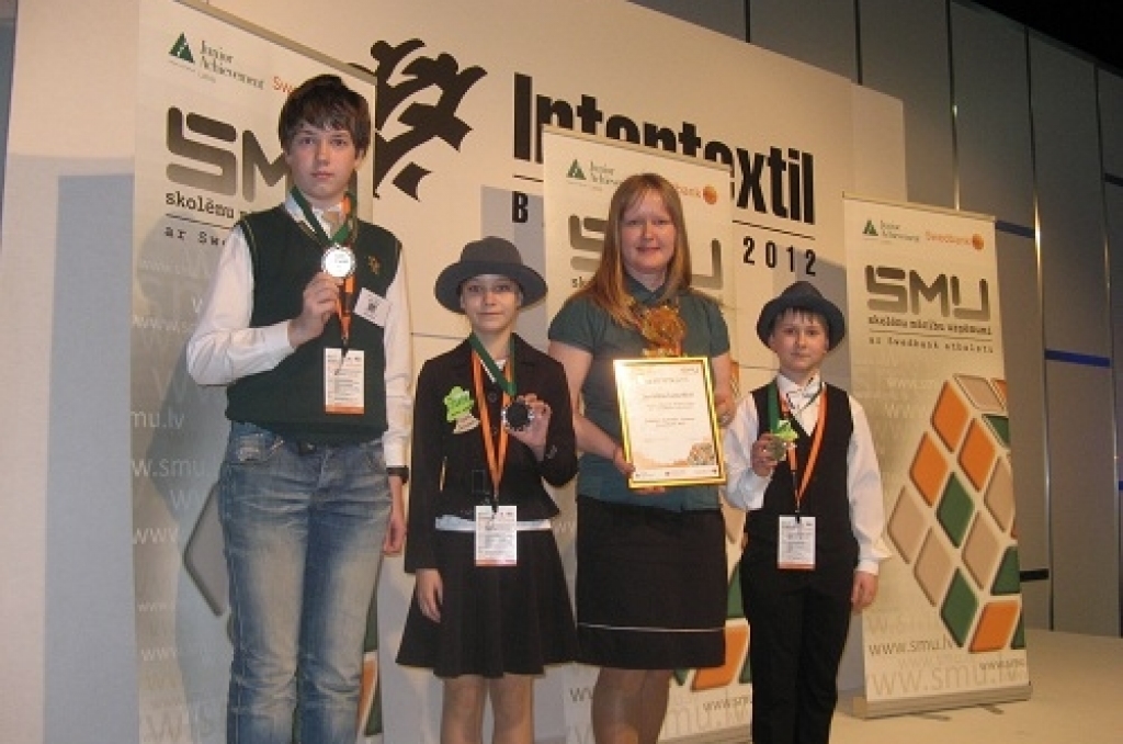 Solvita Lauzēja (otrā no labās) ar skolēniem – 3. vietas ieguvēju Uldi Urtānu (no kreisās), SMU «SNK», un 2. vietas ieguvējiem Airitu Skalderi un Matīsu Kataņenko, SMU «Dižkoks».
Autors: No «Bauskas Dzīves» arhīva.