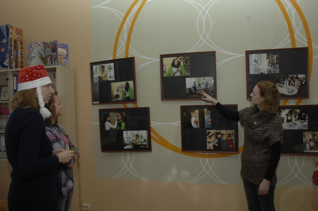 Lindas Kaufmanes fotogrāfijas Bauskas bērnu bibliotēkā novērtē autores meita Keita Katrīna un baušķeniece Dace Dreimane.
Autors: Ivars Bogdanovs