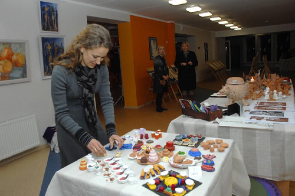 Bauskas mākslas skolas laborante Ieva Bronko Pastore rūpīgi sakārto bērnu veidojumus.
Autors: Ivars Bogdanovs