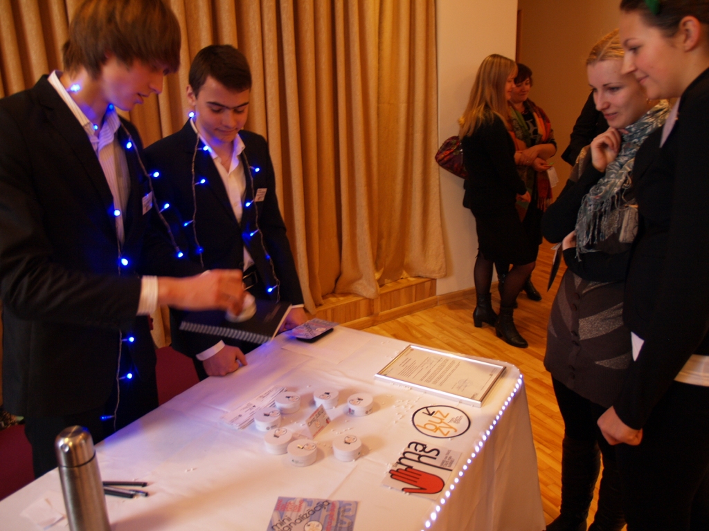 Rīgas firmas «Mans» puiši demonstrē inovatīvu produktu – galda signalizācijas ierīci.
Autors: Antra Ērgle