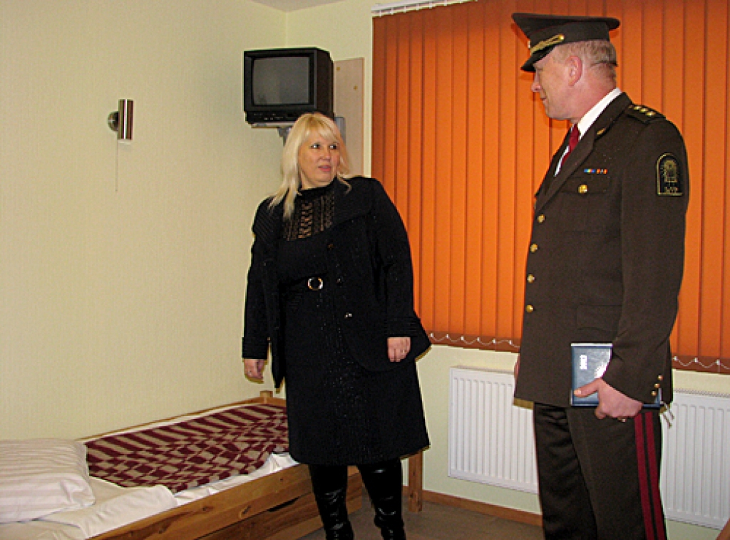 Vecumnieku atklātā tipa cietuma priekšnieks Aigars Starodubcevs iepazīstina Ieslodzījuma vietu pārvaldes Administratīvās un personāla vadības dienesta priekšnieci Lanu Andriksoni ar izremontētajām cietuma telpām
Autors: Vilnis Auzāns