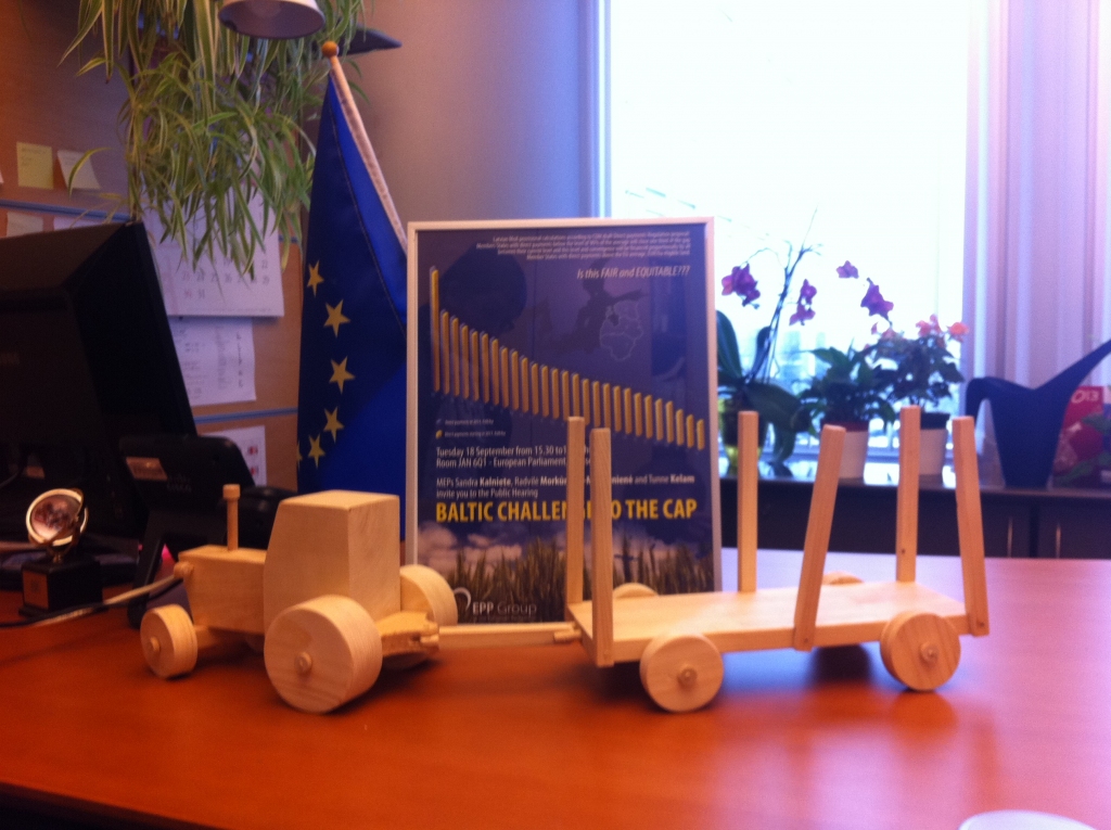 Koka traktors patlaban atrodas Eiroparlamenta deputātes Sandras Kalnietes birojā.
Autors: Antra Ērgle