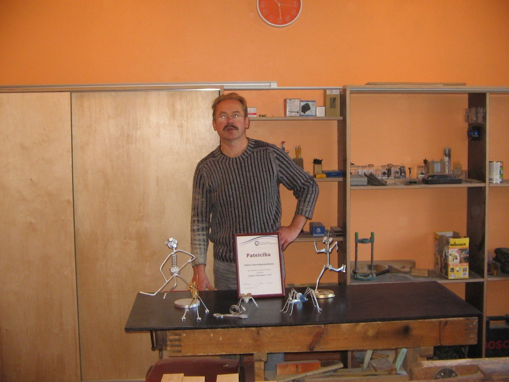 Arnolds Ziemelis ar pateicības rakstu par dalību izstādē.
Autors: No albuma.