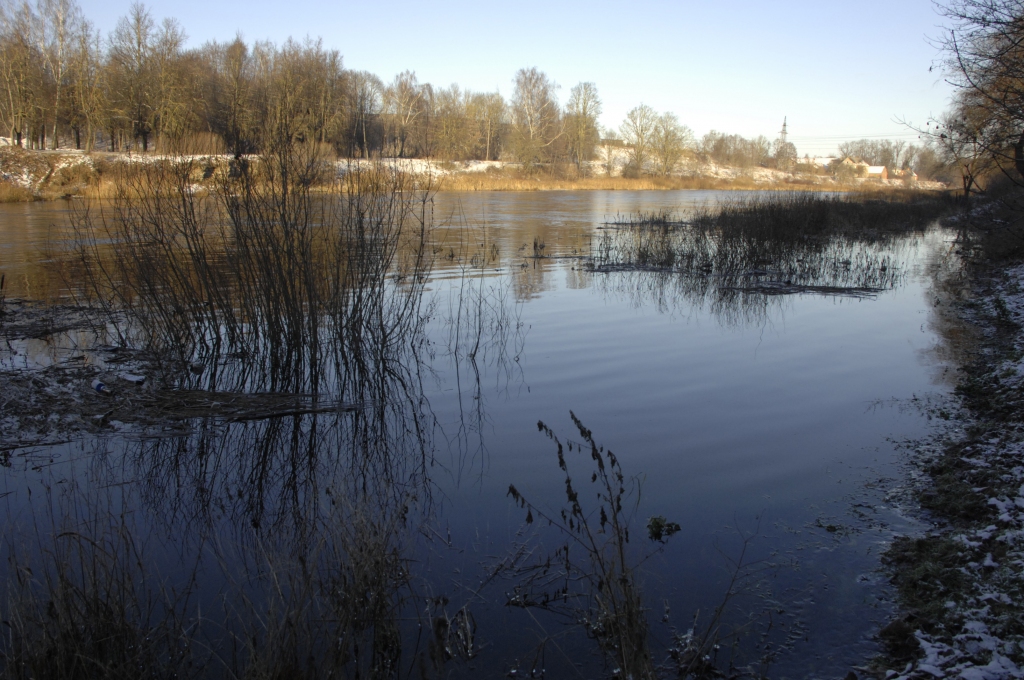 Šonedēļ Mēmele Bauskā izskatās gluži kā pavasara palu laikā.
Autors: Ivars Bogdanovs