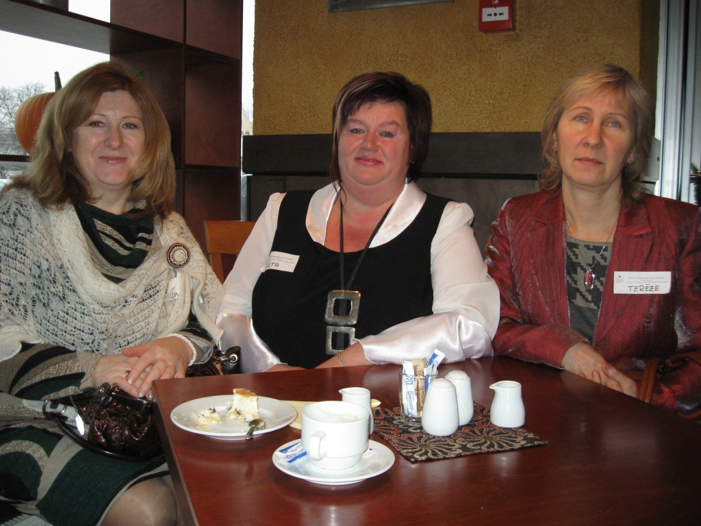 Bauskas lauku sieviešu kluba «Apvārsnis» dalībnieces Olga Kaņepa (no kreisās), Iveta Ļekūne un Terēze Zemeca pirms konferences.
Autors: No albuma.