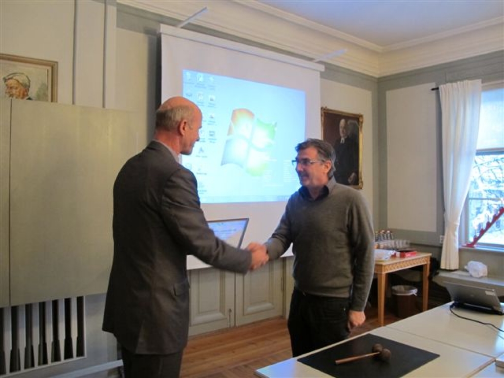 Bauskas novada domes priekšsēdētāja vietnieks Jānis Feldmanis Martina Koha ģimnāzijas direktoram Bo Nordkvistam pasniedz Bauskas novada domes Godarakstu. 
Autors: Andra Matuļenko