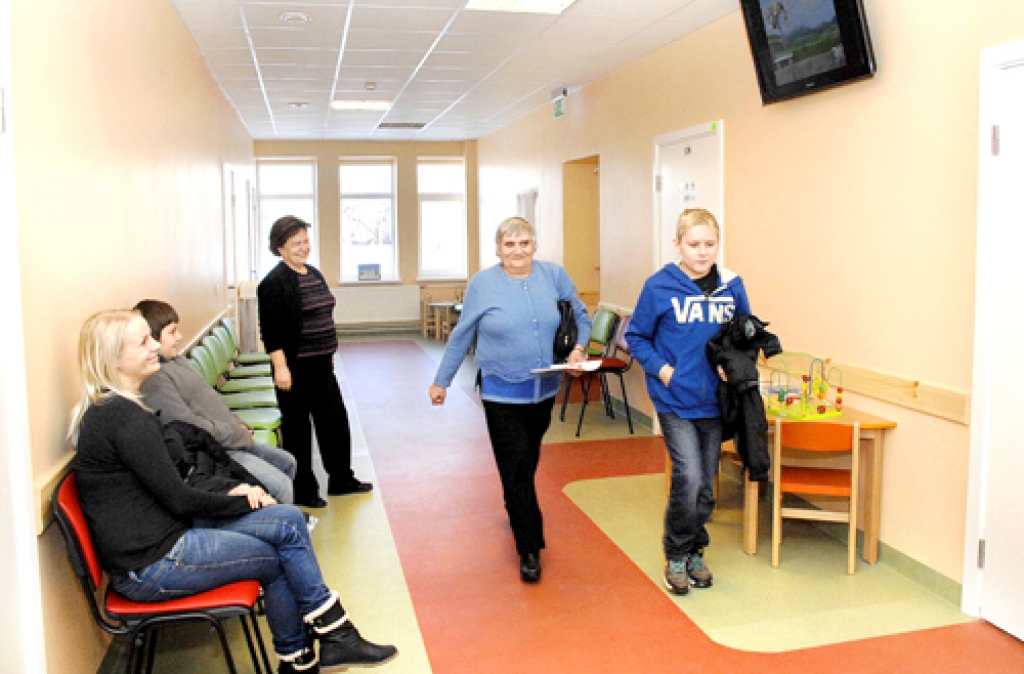 Marina Jasute ar dēlu Rustamu (no kreisās), gaidot savu kārtu laboratorijā, labprāt vēro informatīvos klipus labiekārtotajā bērnu gaitenī uzstādītajā televizorā. Par paveikto gandarīta centra direktore Mirdza Brazovska.
Autors: Ivars Bogdanovs