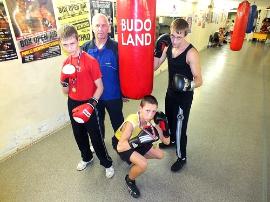 Bauskas jaunie bokseri Ervīns Mališevs (no kreisās), Ričards Ozols, Rokas Jaunkauskas ar treneri Valēriju Hrustaļovu.