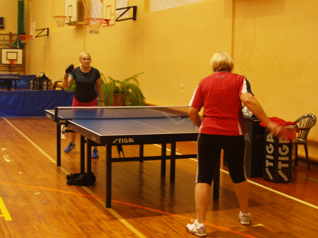 Agafija Buša (pa kreisi) un Ludmila Bulaha iesildās pirms sacensību sākuma.
Autors: No albuma.