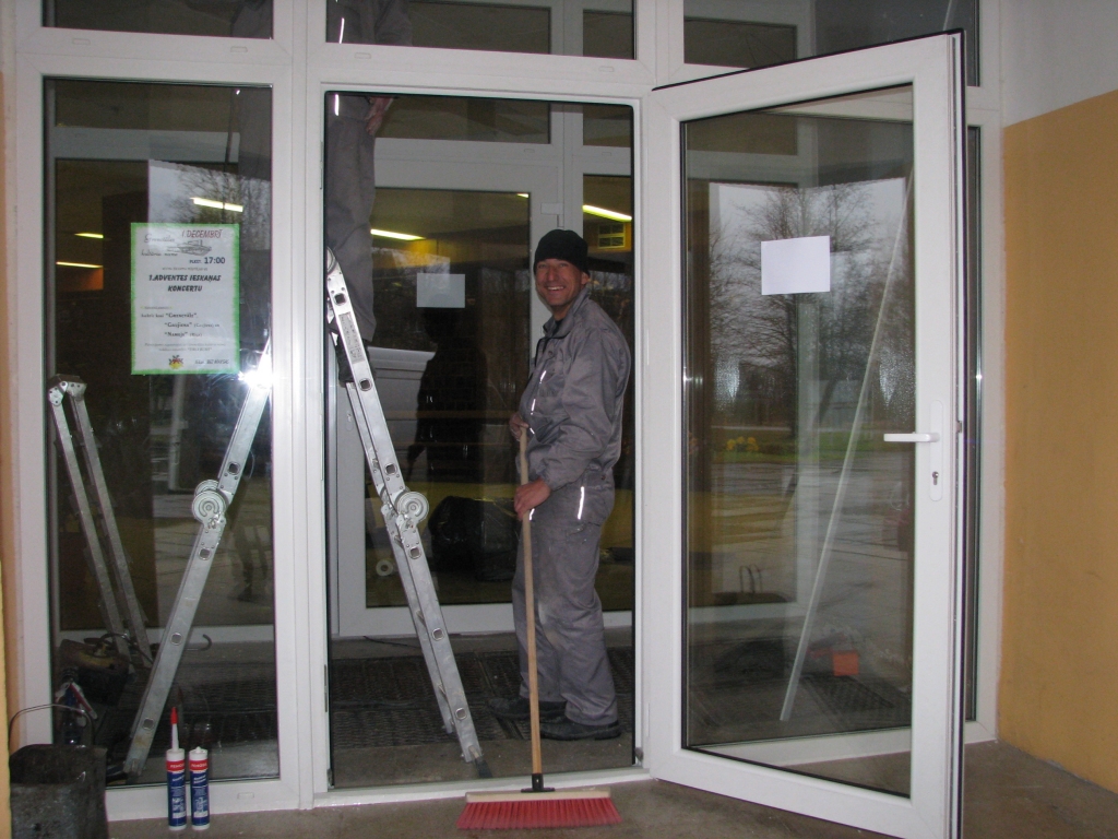 Meistars Oskars Apsītis veic pēdējos darbus, iebūvējot jaunās durvis Grenctāles kultūras nama galvenajā ieejā. 
Autors: Vilnis Auzāns