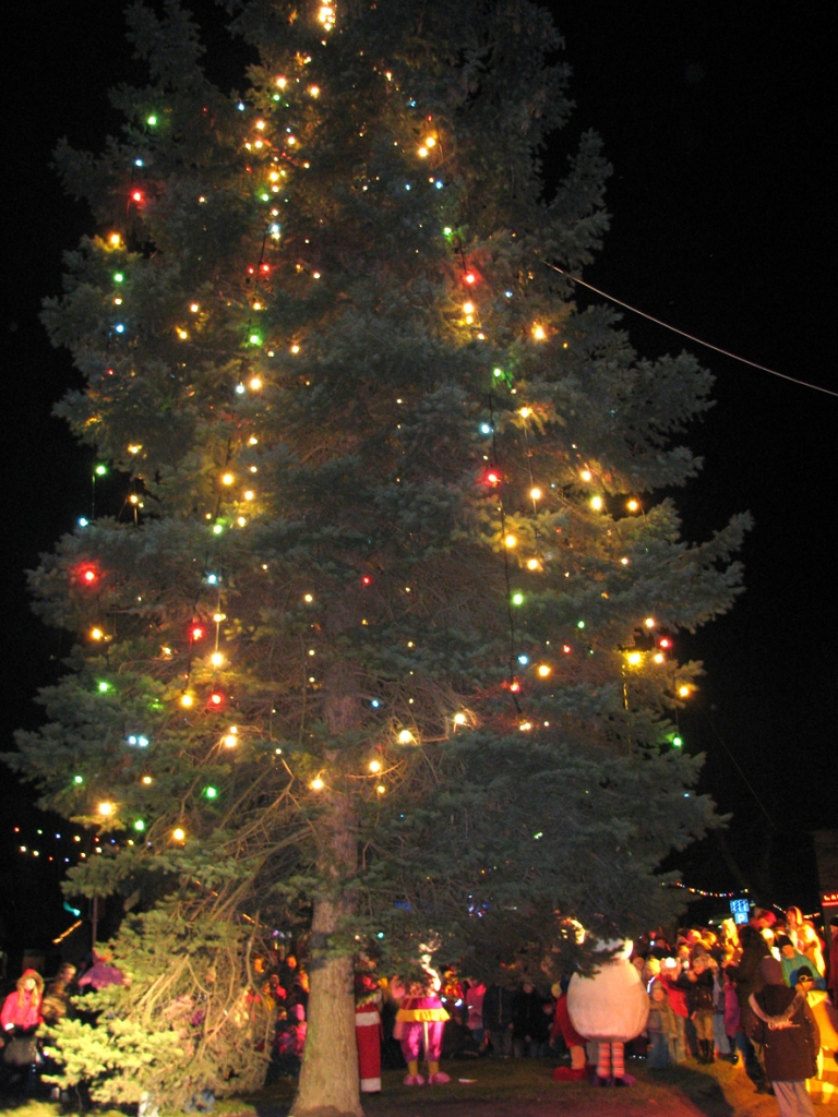 Ziemsvētku egle katru decembri tiek iedegta pie kultūras nama. Tā būs arī šogad – piektdien, 7. decembrī, pulksten 17 pie kultūras nama tiks iedegta svētku egle.
Autors: no «Bauskas Dzīves» arhīva.