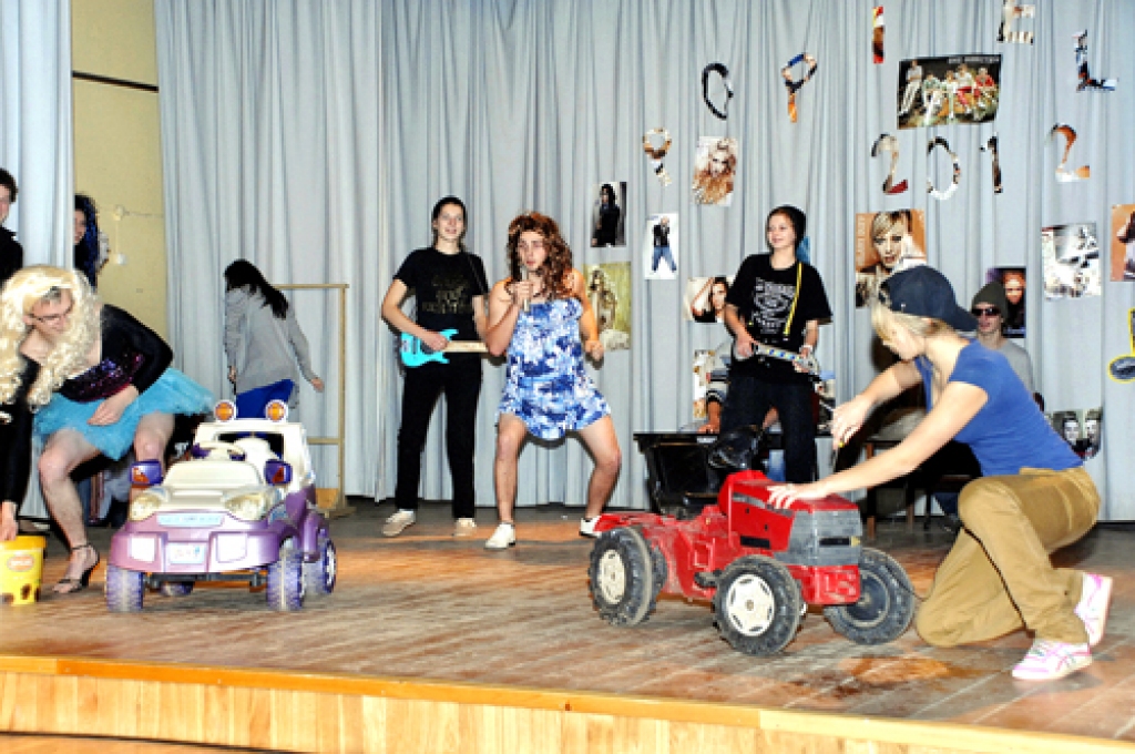 Popielas «Music Awards» uzvarētāji – Skaistkalnes vidusskolas 11. klase ar Carly Jae Jepsen dziesmas «Call Me Maybe» videoklipa iestudējumu.
Autors: Ivars Bogdanovs