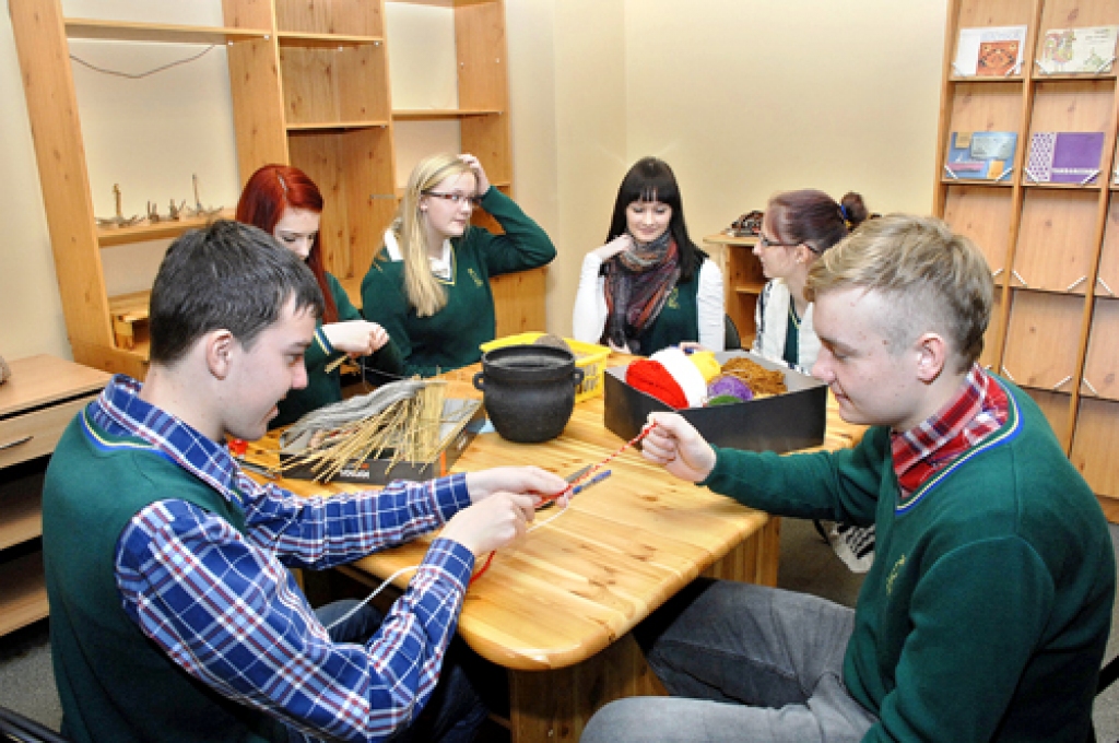 Ģimnāzisti Tautas lietišķās mākslas studijā gatavoja glītus rotājumus eglei no dabiskiem materiāliem – dzijas, salmiem.
Autors: Ivars Bogdanovs