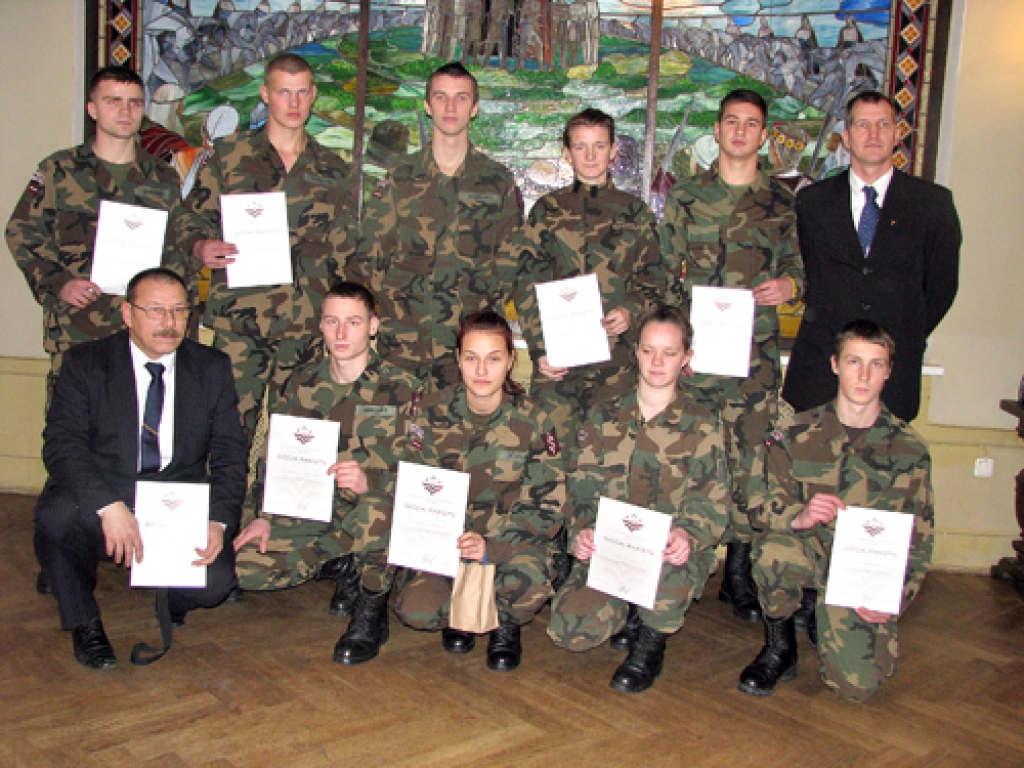 Bauskas un Skaistkalnes labākie jaunsargi Rīgas Latviešu biedrības namā pēc apbalvošanas. Kopā ar jauniešiem viņu instruktori Zigurds Kalējs (otrajā rindā) un Gunārs Puziņš.
Autors: Vilnis Auzāns